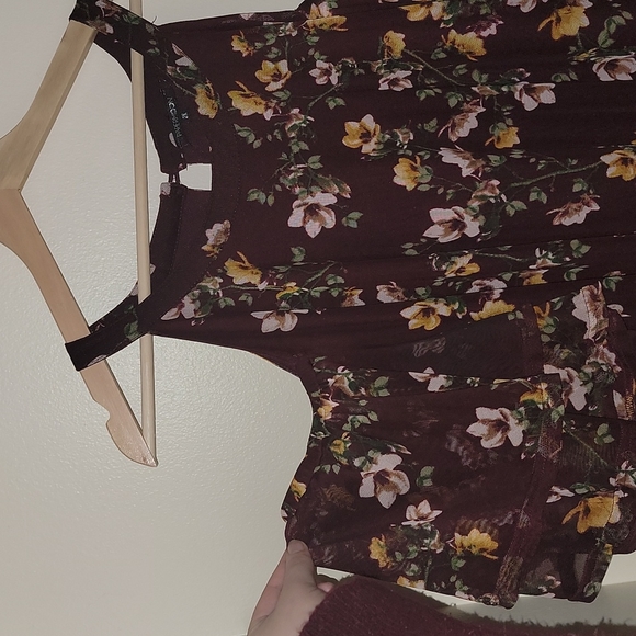 Plus size floral cold shoulder - Picture 2 of 6